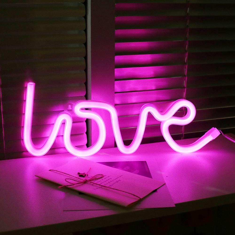 Неоновая надпись “Love”, “I love you”, “Любовь” и т.д.